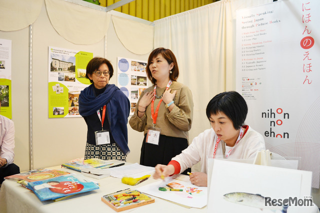 「にほんのえほん」ブースでの加藤休ミ氏・兼森理恵氏（丸善）によるイベント