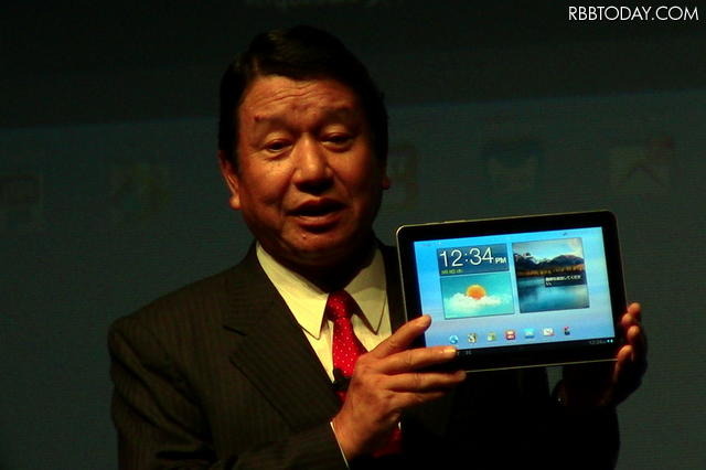 GALAXY TAB 10.1 LTEを紹介するNTTドコモの山田隆持社長