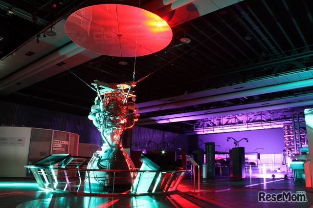 日本科学未来館「ナイトミュージアム vol.1　―未来館で「お地球見」―　常設展示「H-IIAロケットエンジン」のライトアップイメージ