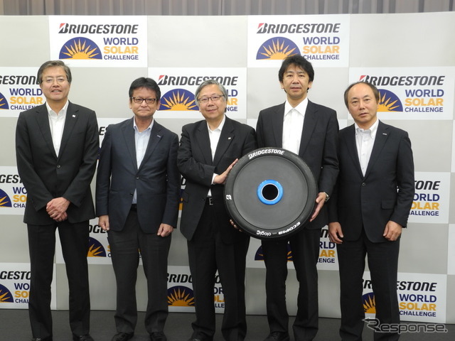 左からブリヂストンの牛窪寿夫氏、東レの奥村勇吾氏、ブリヂストンの鈴木通弘執行役員、東海大学の木村英樹教授、パナソニックの岡本真吾氏