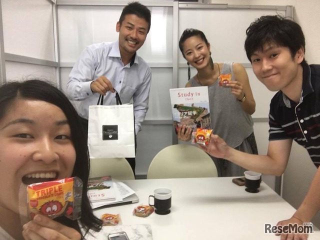 編集部ミーティングのようす（左奥：トゥモロー代表・天野氏、手前右：編集長を務めるイーグッド代表取締役・榎本氏）