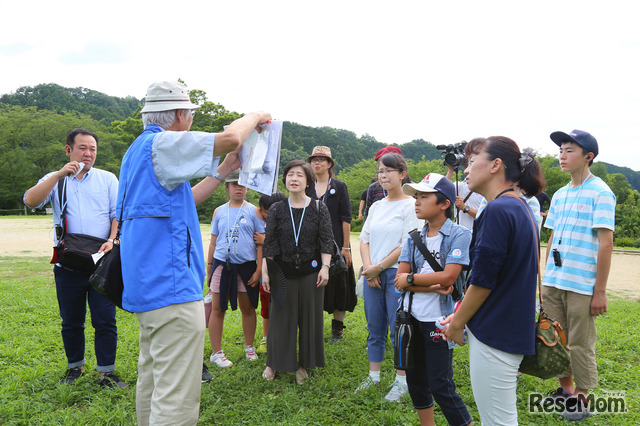 石舞台古墳のガイドツアーは、親子で行く修学旅行のための特別プログラム