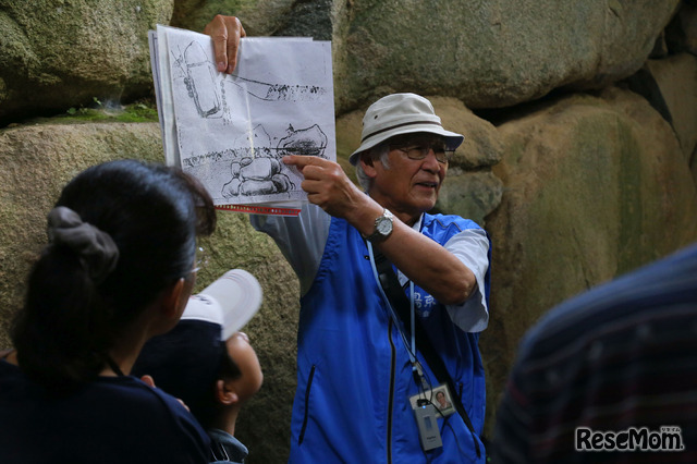 石舞台古墳の石をどのように運んだか説明するガイドさん。実物の中で聞く説明は説得力も違う