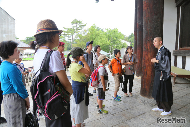 興福寺では大森先生が子どもたちにもわかりやすくお寺の歴史を説明