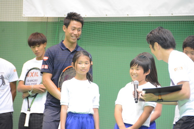 7月19日、錦織圭選手が「LIXIL 錦織チャレンジ」～ユニバーサルテニス体験～と題したイベントにサプライズ参加し、日本女子車いすテニス界の次世代を担う選手の1人、船水梓緒里（しおり）選手や、小学生24名らとボールを打ち合った。