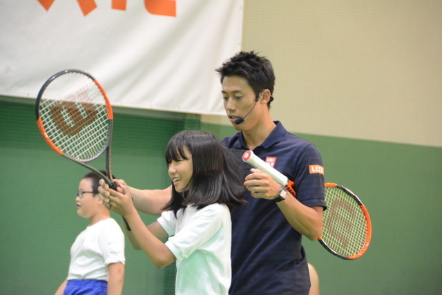 7月19日、錦織圭選手が「LIXIL 錦織チャレンジ」～ユニバーサルテニス体験～と題したイベントにサプライズ参加し、日本女子車いすテニス界の次世代を担う選手の1人、船水梓緒里（しおり）選手や、小学生24名らとボールを打ち合った。