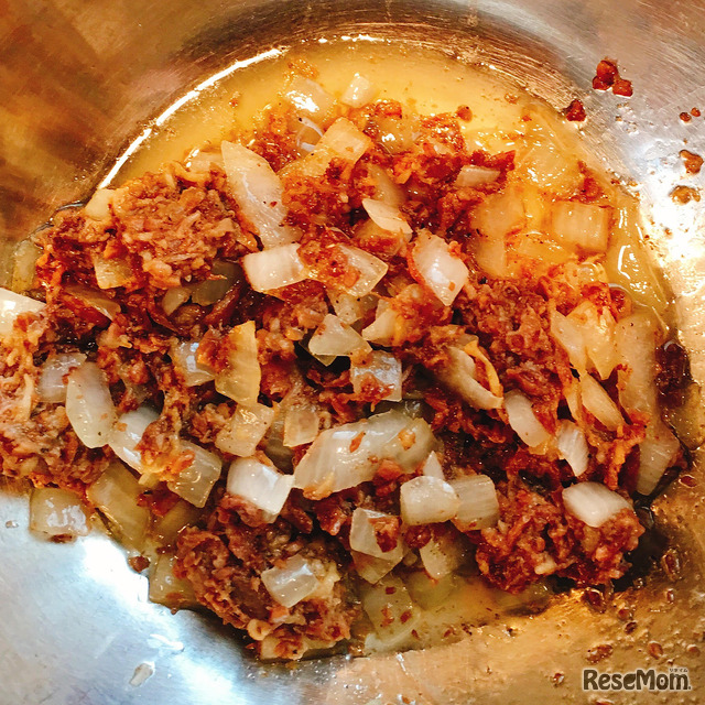ケチャップライスの作り方2・炒めた玉ねぎとコンビーフはボウルに移します