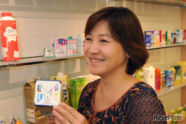 「Tetra Pak」のマークについて説明する桑田氏