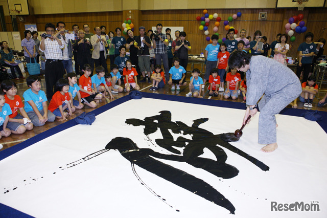 武田双雲先生が講師を務めた「チャレンジしよう！わくわく書道」