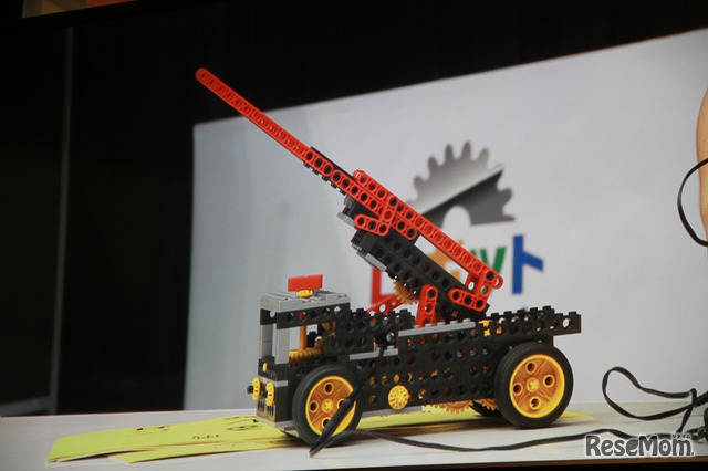 勝又皇晴くんは、たくさんのギアを使って、はしごが伸びる消防車ロボットを製作した