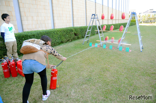 水消火器で的あてゲーム（イメージ）