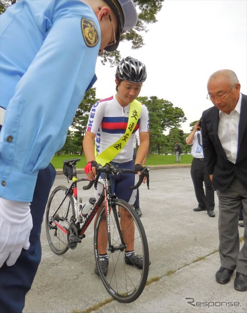 日本学生自転車競技連盟には、交通安全のたすきが託された。