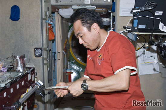 ズヴェズダにて食事をとる古川聡宇宙飛行士（出典：JAXA/NASA）
