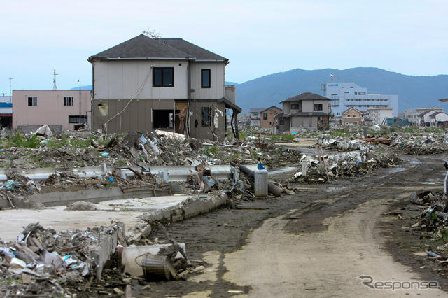 東日本大震災発生から5か月。地盤沈下により広範囲で水が上がってきている。石巻市南浜町付近