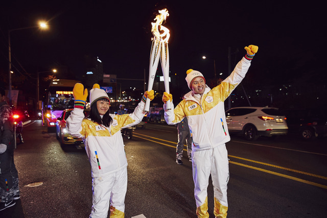 北島康介と白石阿島、平昌オリンピック聖火リレーに登場