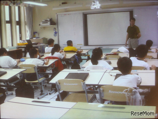 台湾での授業風景。端末は一人1台。椅子の背にはレノボの文字が入るが、日本では考えられないことだ