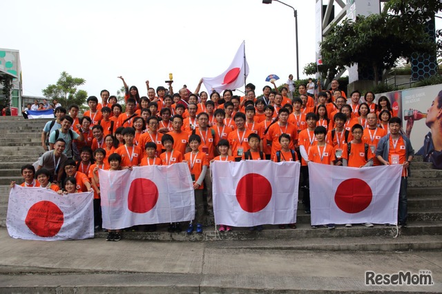 日本代表チームおよび応援団　提供：NPO法人WRO JAPAN