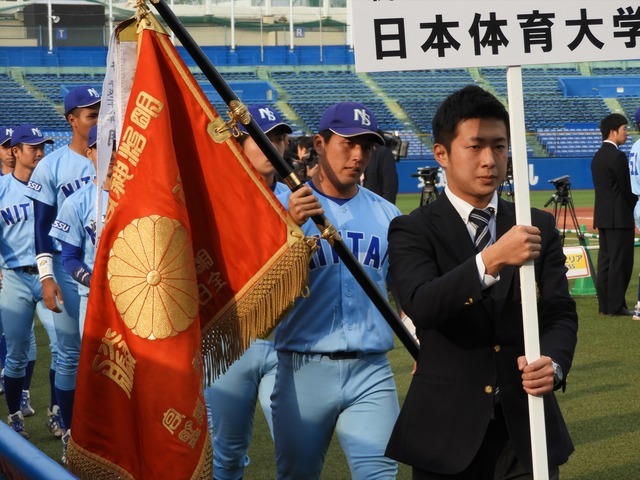 優勝旗をもってベンチへ…日体大ナイン