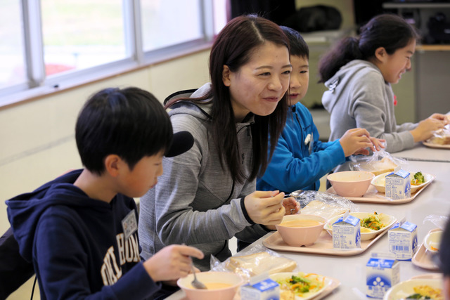 鈴木明子、閉校になる学校の生徒とスケートで交流…スケートキャラバン