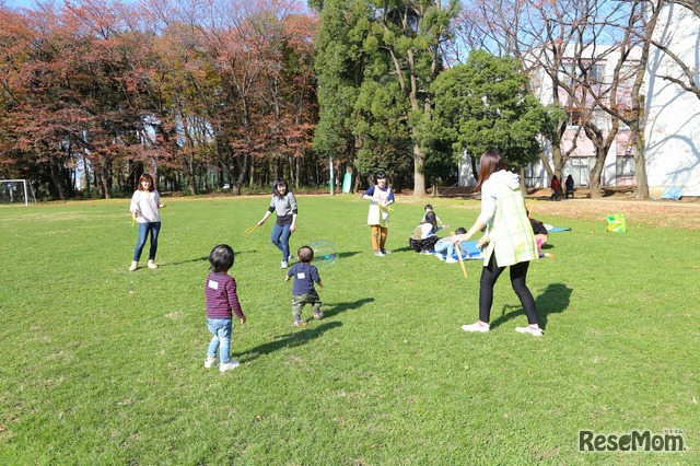 広々とした芝生で遊ぶ参加者たち