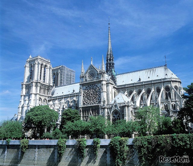「パリのセーヌ河岸」には、ノートル・ダム大聖堂やルーヴル美術館、エッフェル塔など、歴史もあり見た目にも美しい遺産が多く含まれる(c) 小泉澄夫