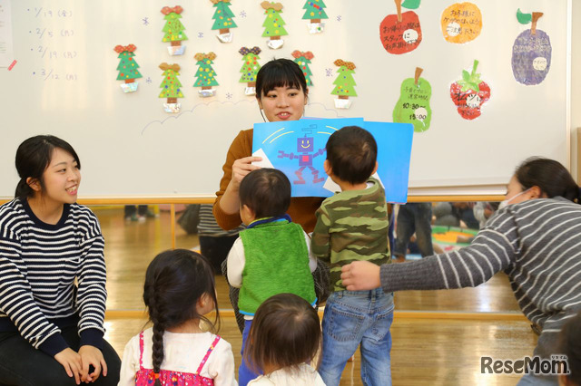 学生たちが紙芝居を披露