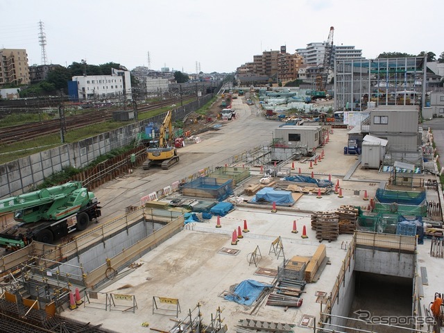 羽沢横浜国大駅の工事現場（2015年9月撮影）。