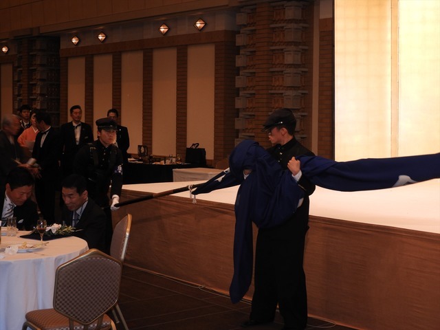 大団旗の扱いは必ず学帽を着用