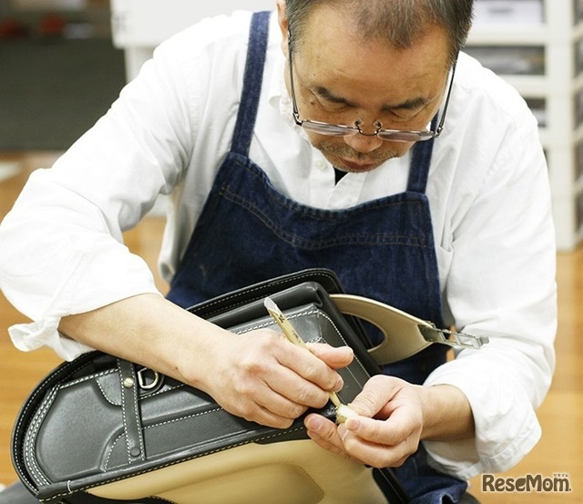 職人の手作業による土屋鞄製造所の手作りランドセル