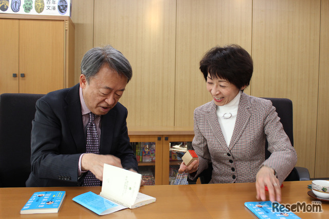 取材オフショット　書籍にサインをいただいた。新書を担当したポプラ社編集部のお手製似顔絵スタンプつき！