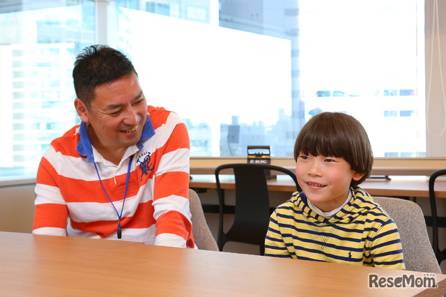 「仕事をするお父さんとパソコンを並べてプログラミングを書く」チカダ トラノスケくん