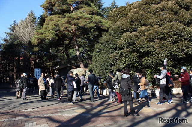 平成30年度大学入試センター試験のようす（写真は一橋大学国立キャンパス・西キャンパス正門前）