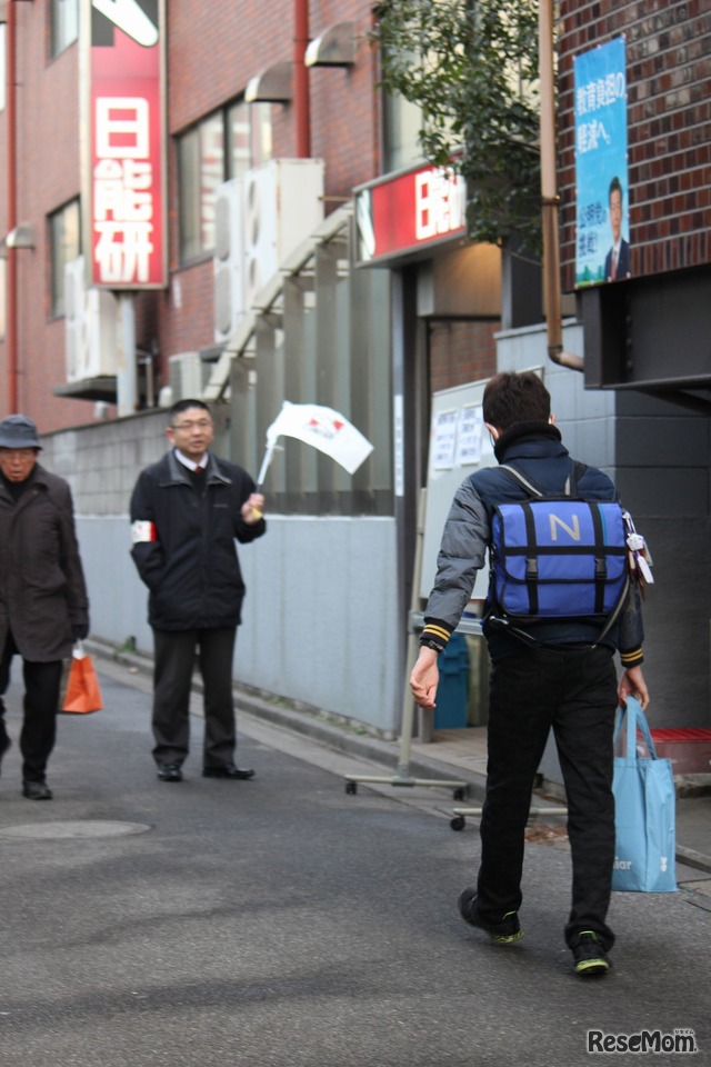 試験前に、日能研西日暮里校に集合する日能研生の姿も見られた