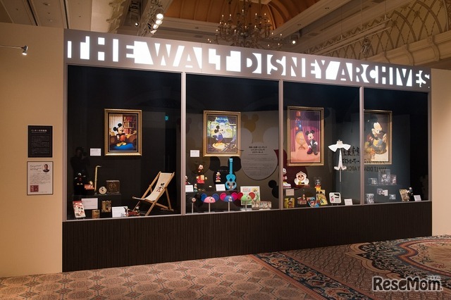 ウォルト・ディズニー・アーカイブスのロビーにある巨大なショーケースを再現　(c) Disney