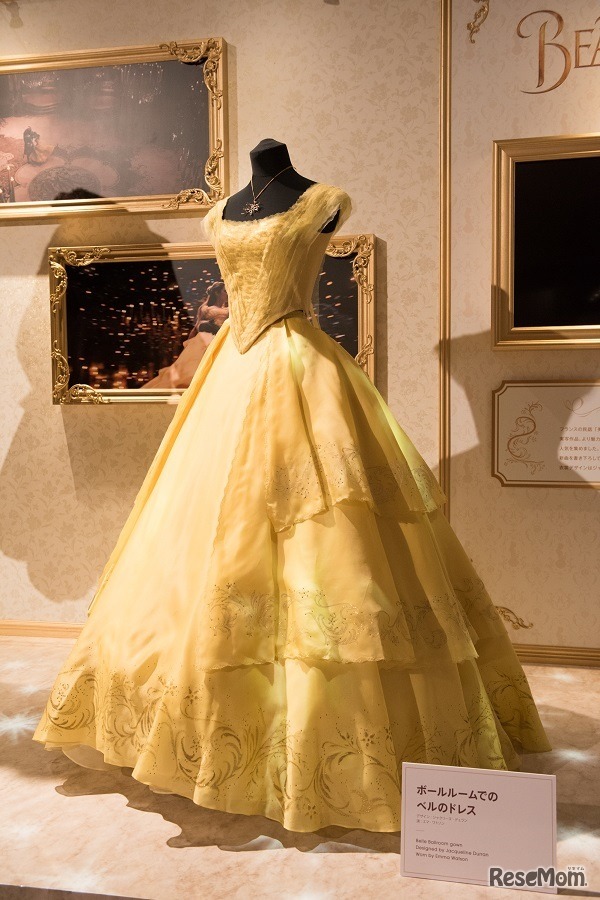 「美女と野獣（2017年）」ボールルームでのベルのドレス　(c) Disney
