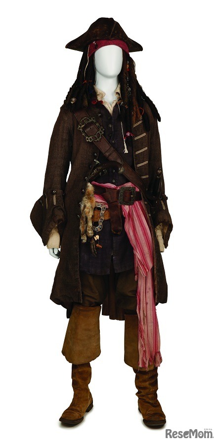 「パイレーツ・オブ・カリビアン／最後の海賊」ジョニー・デップのアイデアが詰まった衣装と小道具　(c) Disney
