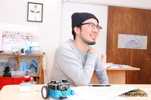 「mBot」を使って小学生にロボットプログラミングを教えているアザイ・コミュニケーションズ代表取締役 久木田寛直氏、その学習効果について語る