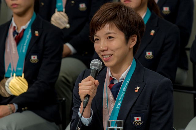 平昌五輪の日本代表選手団帰国時記者会見に参加した小平奈緒（2018年2月26日）