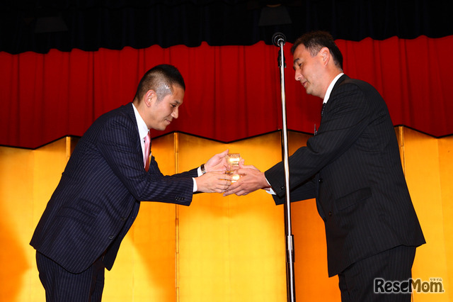 サピックス小学部の高宮敏郎代表にトロフィーを贈呈するイード 宮川洋代表