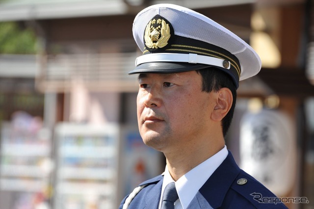 ハザードランプ点灯を呼び掛ける、静岡県警高速隊・望月敏行副隊長