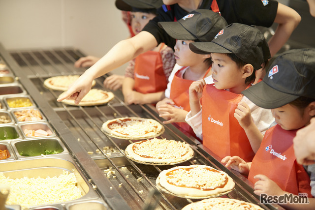 どんなピザになるか想像しながらトッピングを選んでいく子どもたち