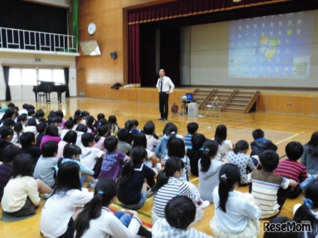 京都市立嵐山東小学校での授業実践のようす　(c) JNNE
