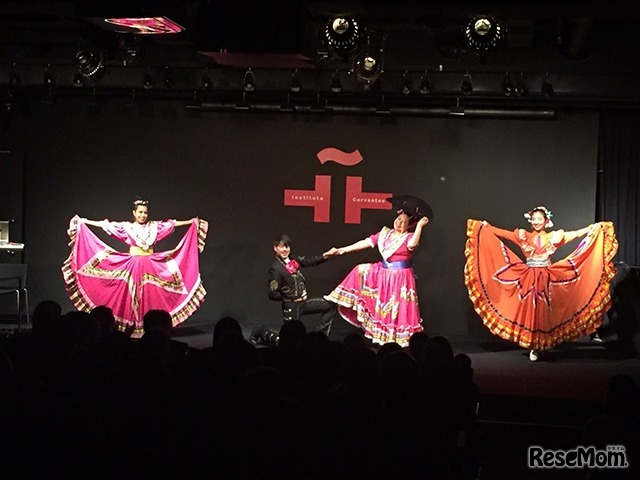 メキシコダンスチームのパフォーマンス（2017年開催）