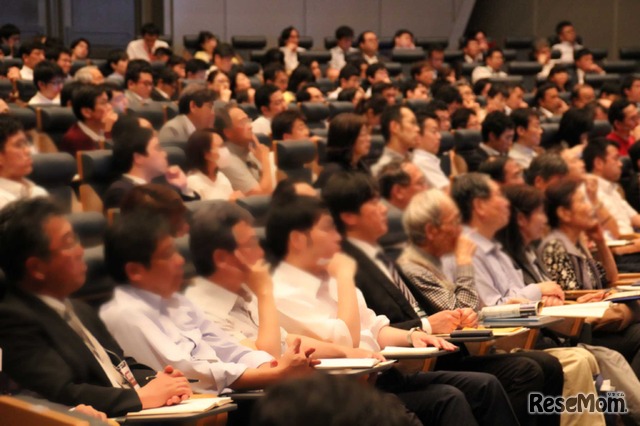 学校教育に携わる多くの関係者が来場した　写真：2018年の「第9回 教育ITソリューションEXPO（EDIX）」で松田氏と平井氏が行った講演 会場のようす