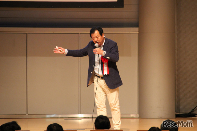 平井聡一郎氏は講演の途中、来場者を巻き込んだ参加型企画を展開した