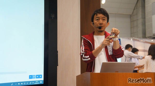 デモンストレーションステージ「子どもたちの学び方改革・マイクラとmicro:bitでプログラミング教育」に登壇した日本マイクロソフトの春日井良隆氏