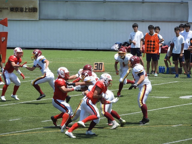 激しいコンタクトの佼成学園と鎌倉学園