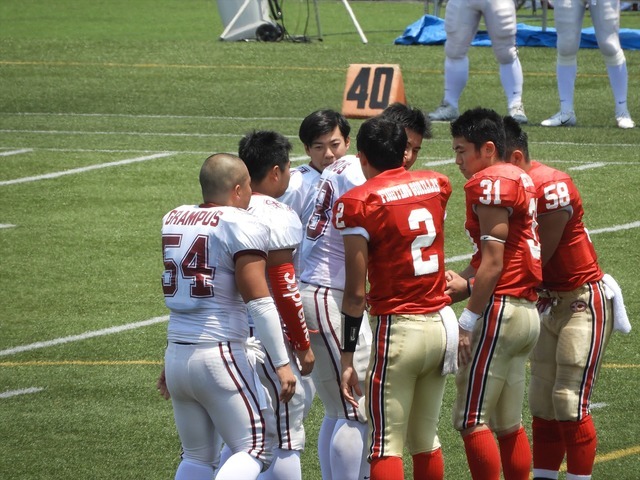 試合前のセレモニー千葉日大一と駒場学園（赤）