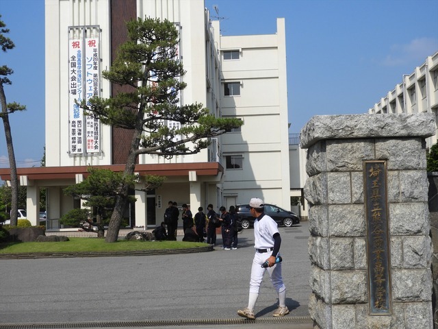 熊谷商の正門