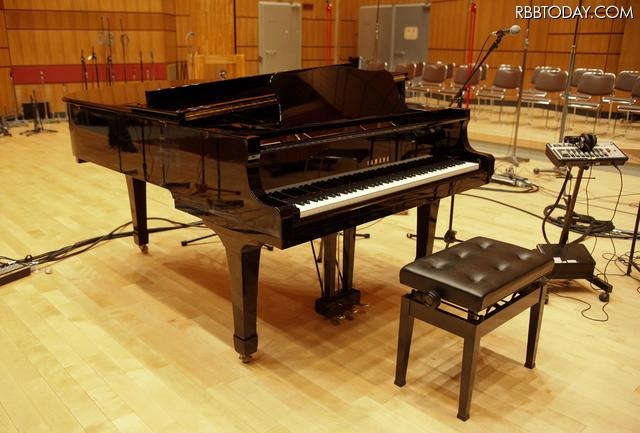 NHKホールに持ち込まれるピアノ。いまも数多くの傷跡が残っているという